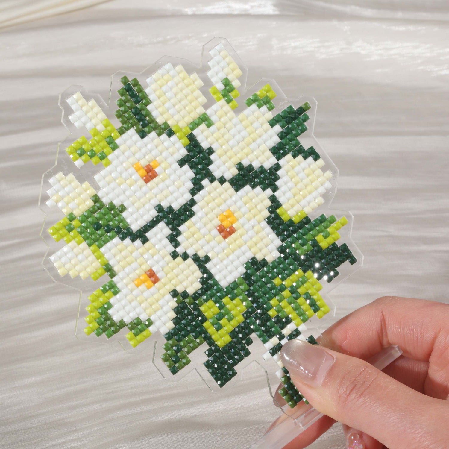 White Rose Bouquet Acrylic Diamond Art Display Stand