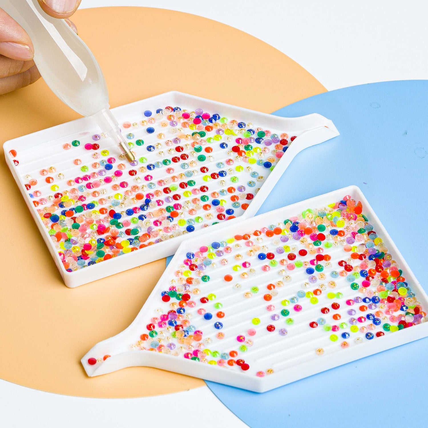 Runde Glitzerperlen in 20 Farben für Diamantmalerei.