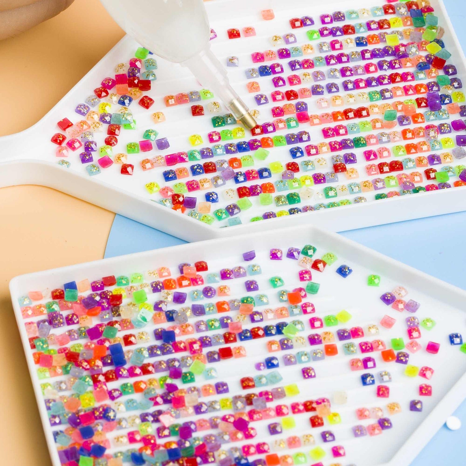 Quadratische Glitzerperlen in 20 Farben für Diamantmalerei.