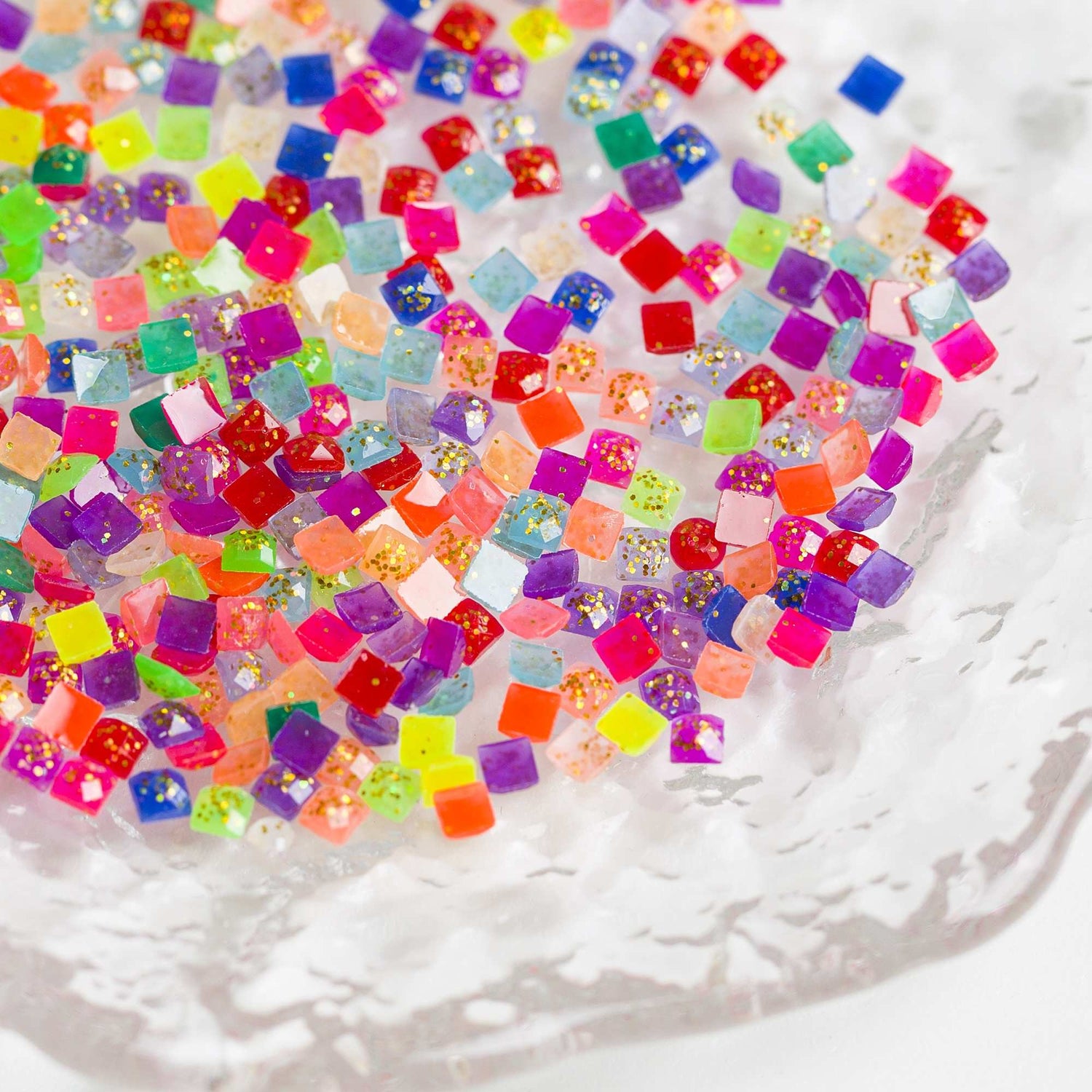 Quadratische Glitzerperlen in 20 Farben für Diamantmalerei.