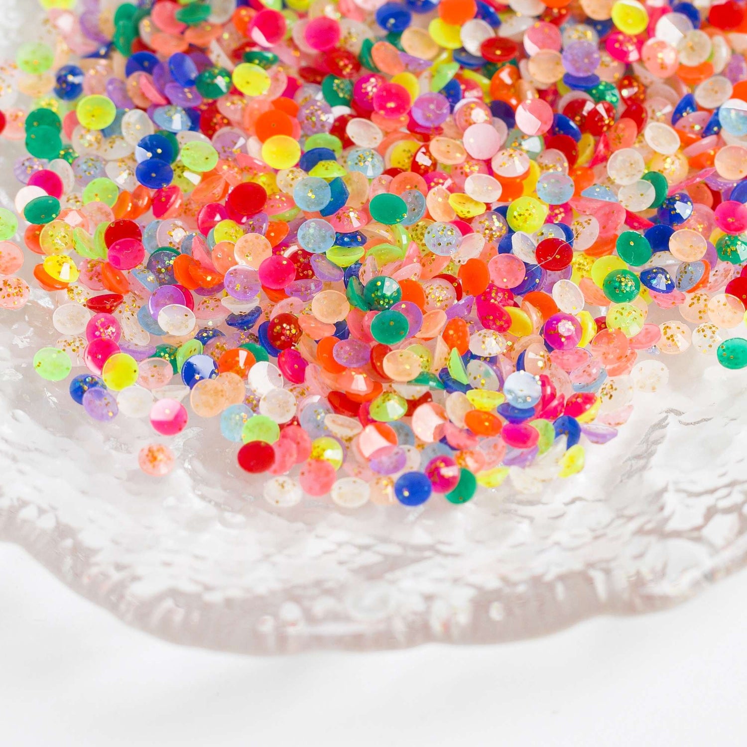 Runde Glitzerperlen in 20 Farben für Diamantmalerei.